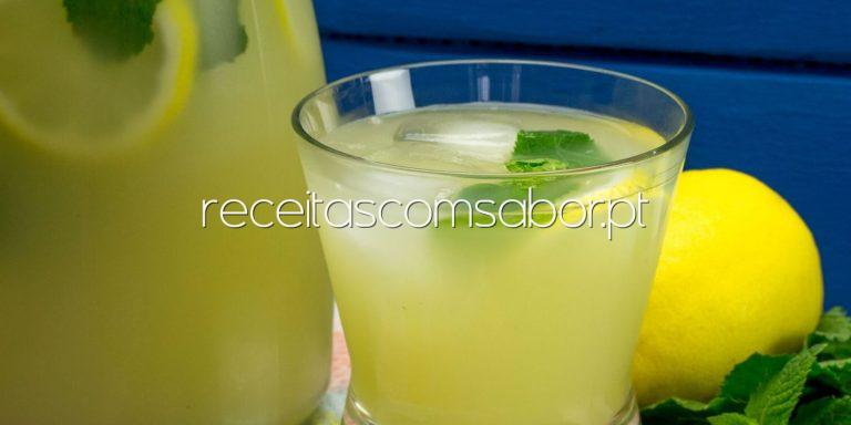 Beba limonada de limão