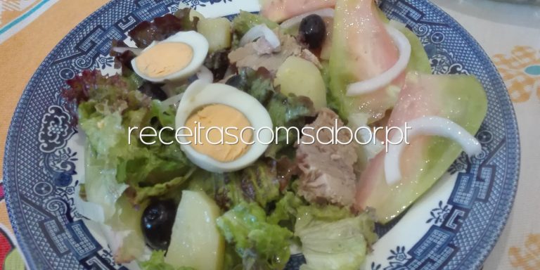Salada simples de atum com ovo