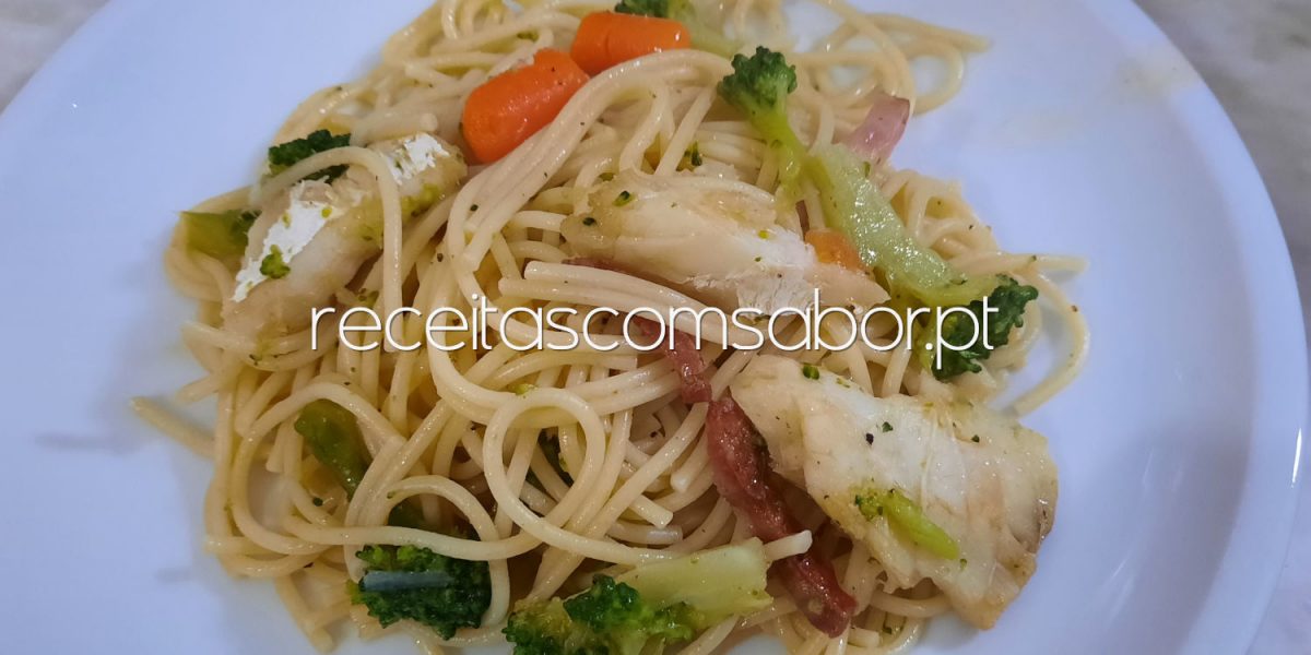 Esparguete com bacalhau e brócolos