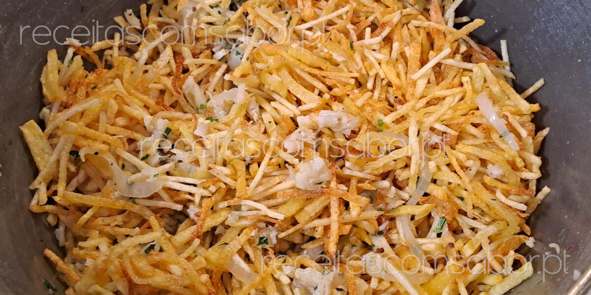 Bacalhau à Brás com batata palha caseira - Receitas com sabor