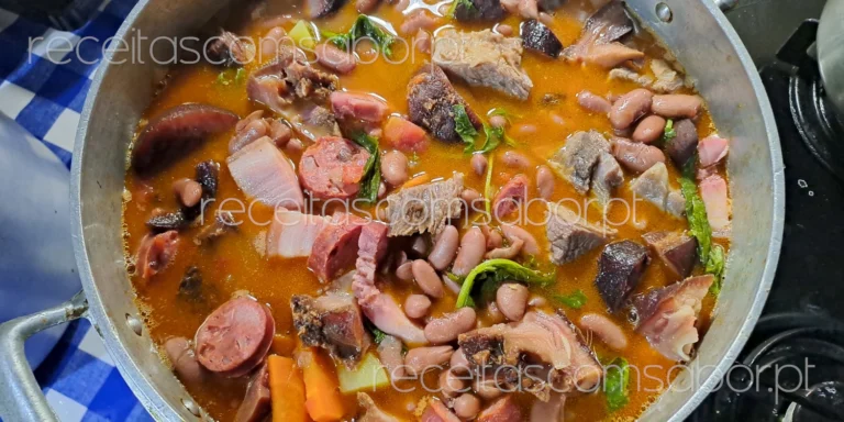 Feijão vermelho com orelheira fumada e grelos