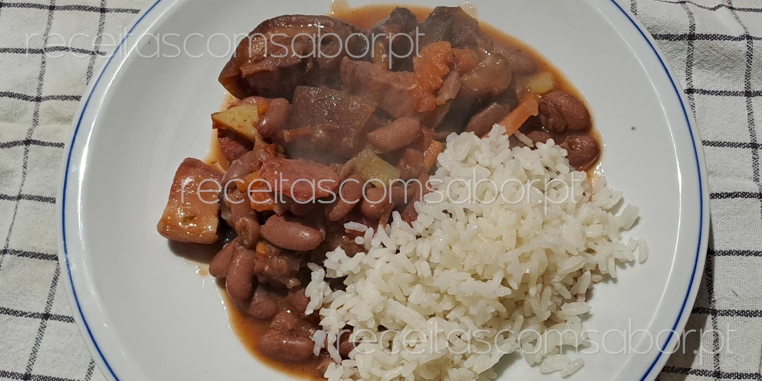 Feijão vermelho com orelheira fumada e grelos