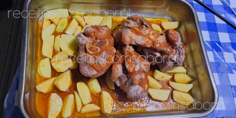 Pernil de porco assado em forno a lenha