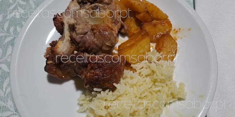 Pernil de porco assado em forno a lenha